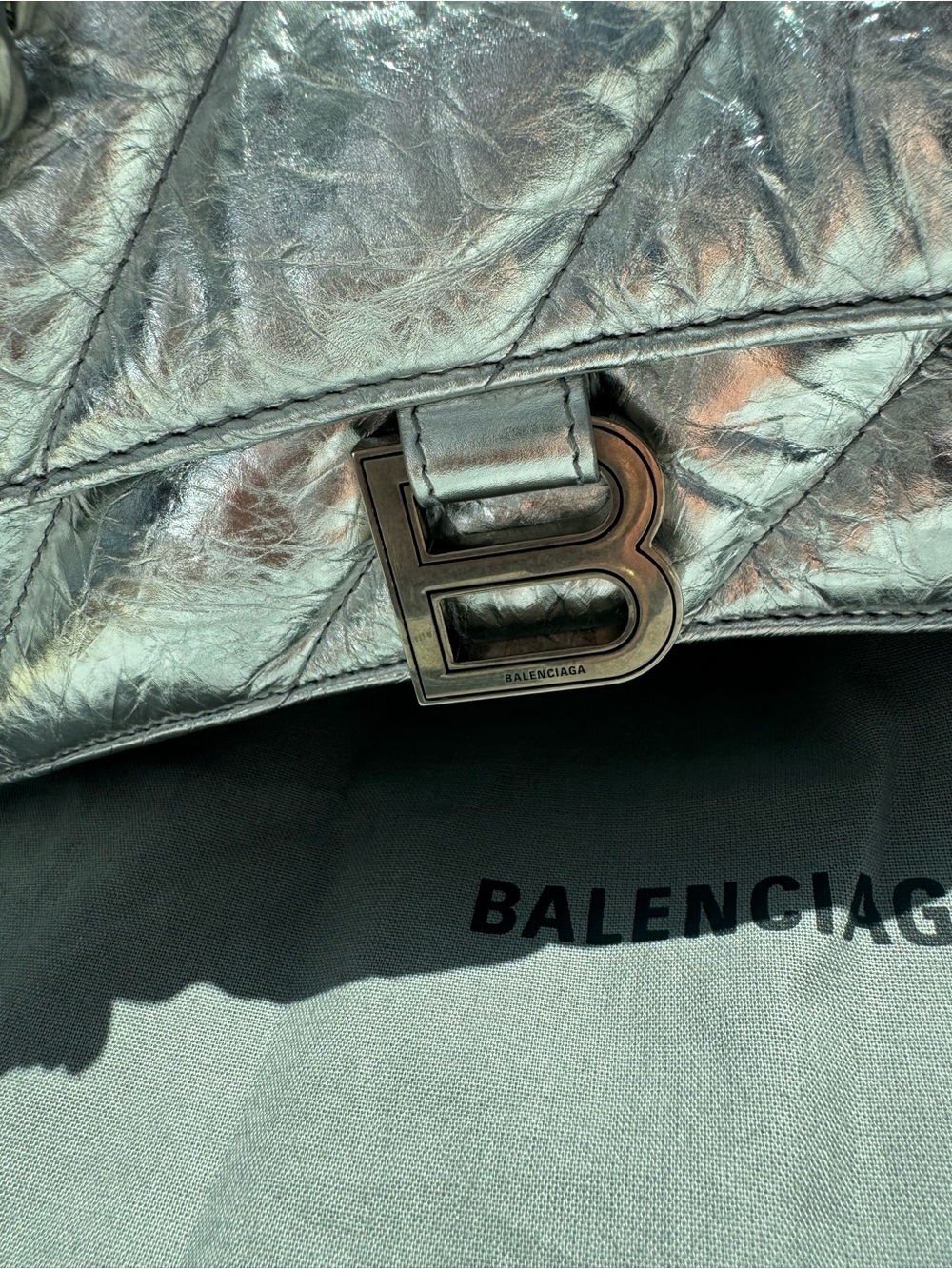 Balenciaga
Small Crush Quilted
Silver Leather Shoulder Bag - Picture 7 of 16